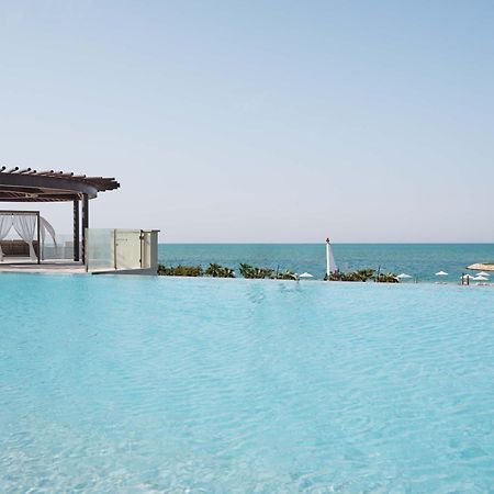 Jumeirah Gulf Of Bahrain 麦纳麦 外观 照片 Infinity pool at the Kempinski, Muscat