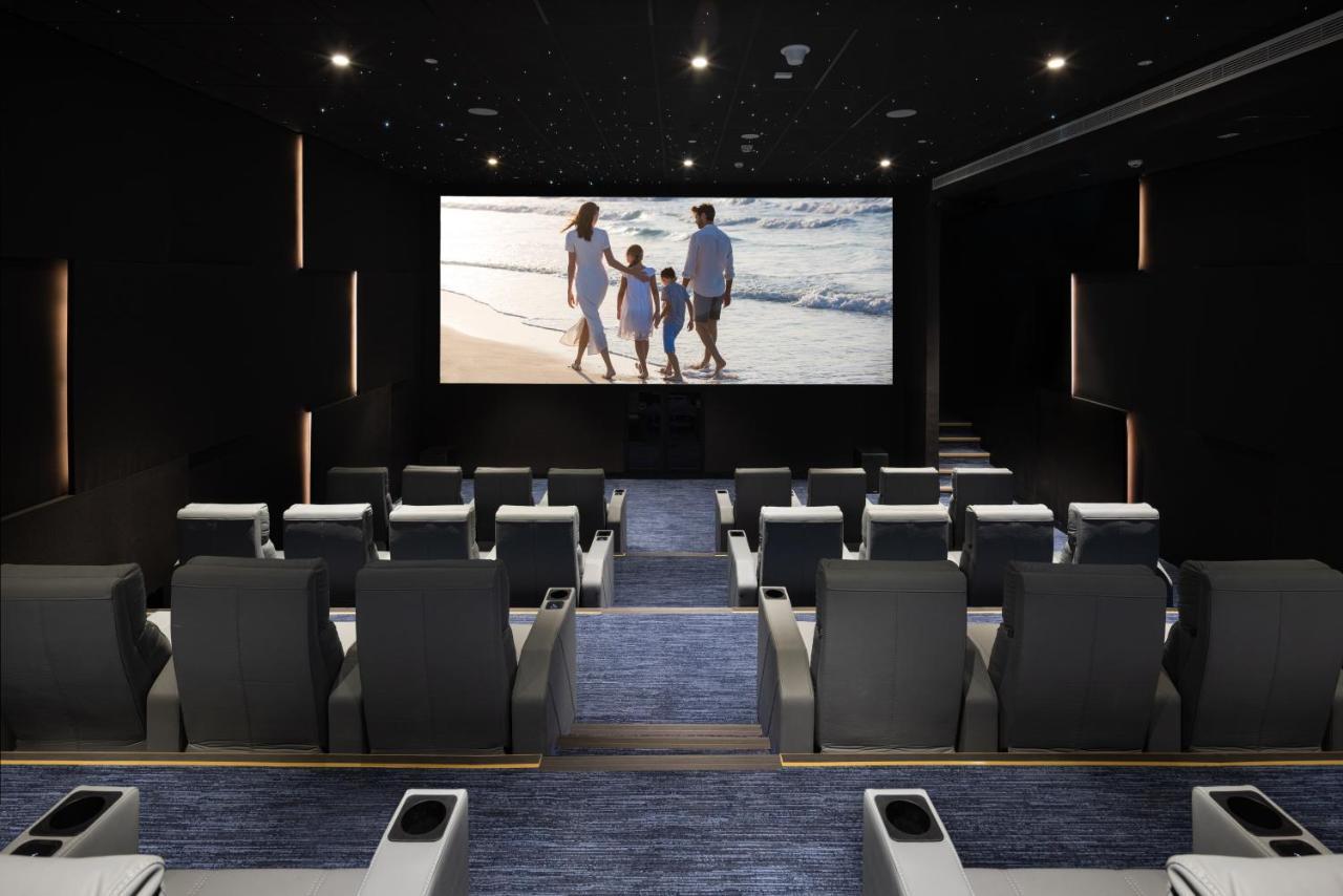 Jumeirah Gulf Of Bahrain 麦纳麦 外观 照片 The interior of a typical IMAX theatre