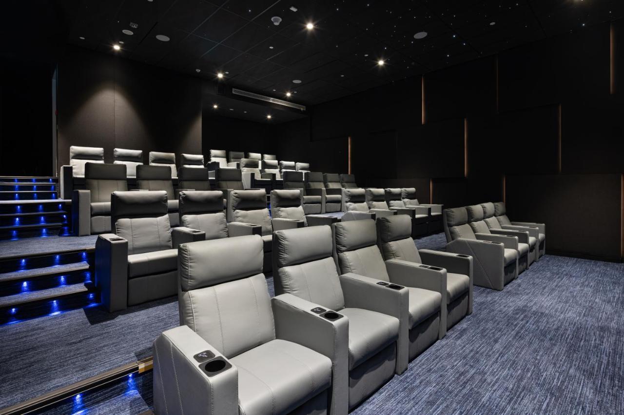 Jumeirah Gulf Of Bahrain 麦纳麦 外观 照片 The interior of a typical movie theater