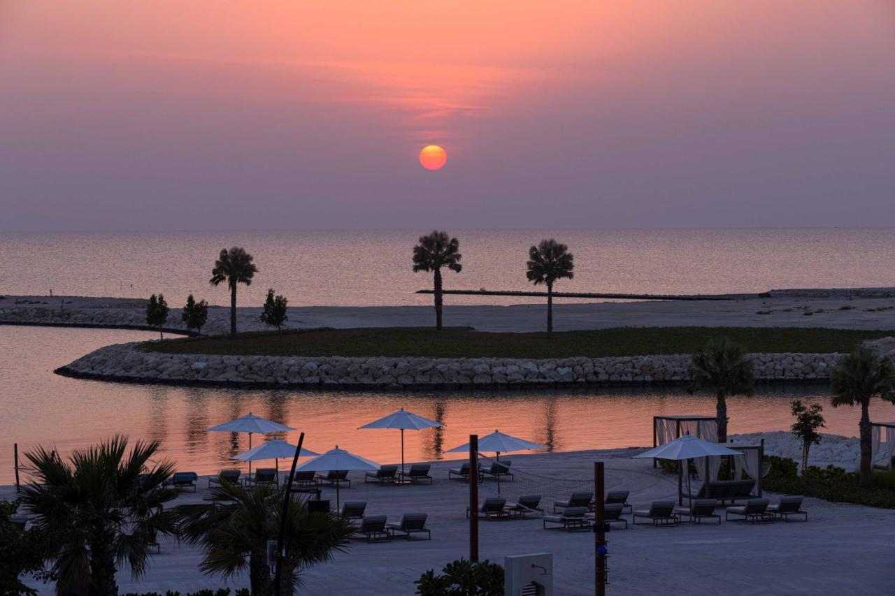 Jumeirah Gulf Of Bahrain 麦纳麦 外观 照片 Sunset at the beach