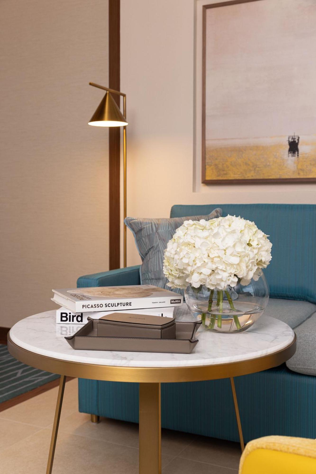 Jumeirah Gulf Of Bahrain 麦纳麦 外观 照片 A coffee table with a bouquet of flowers